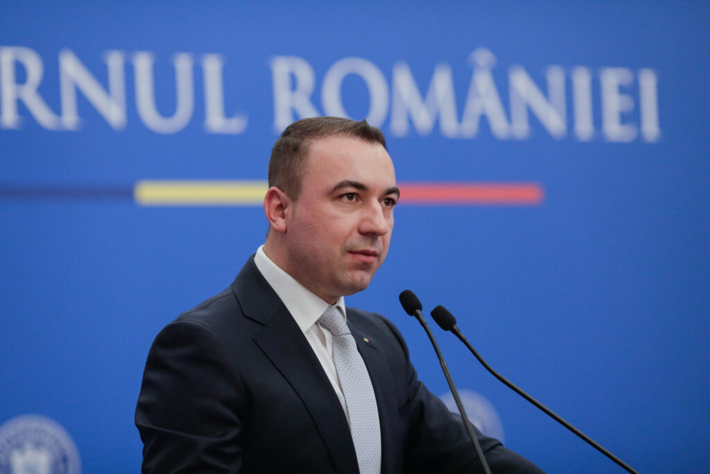 interventie-masiva-la-lacul-izvorul-muntelui:-ministrul-energiei-lauda-actiunea-concreta