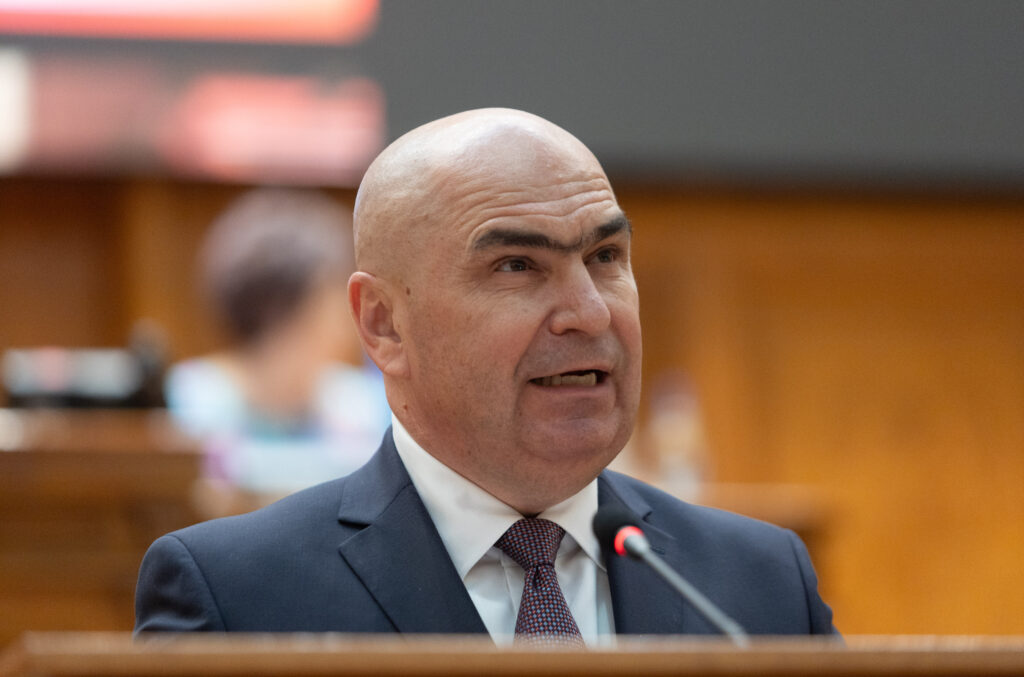 bolojan:-nu-mai-blocati-munca-guvernului-cu-motiuni-tip-catavencu