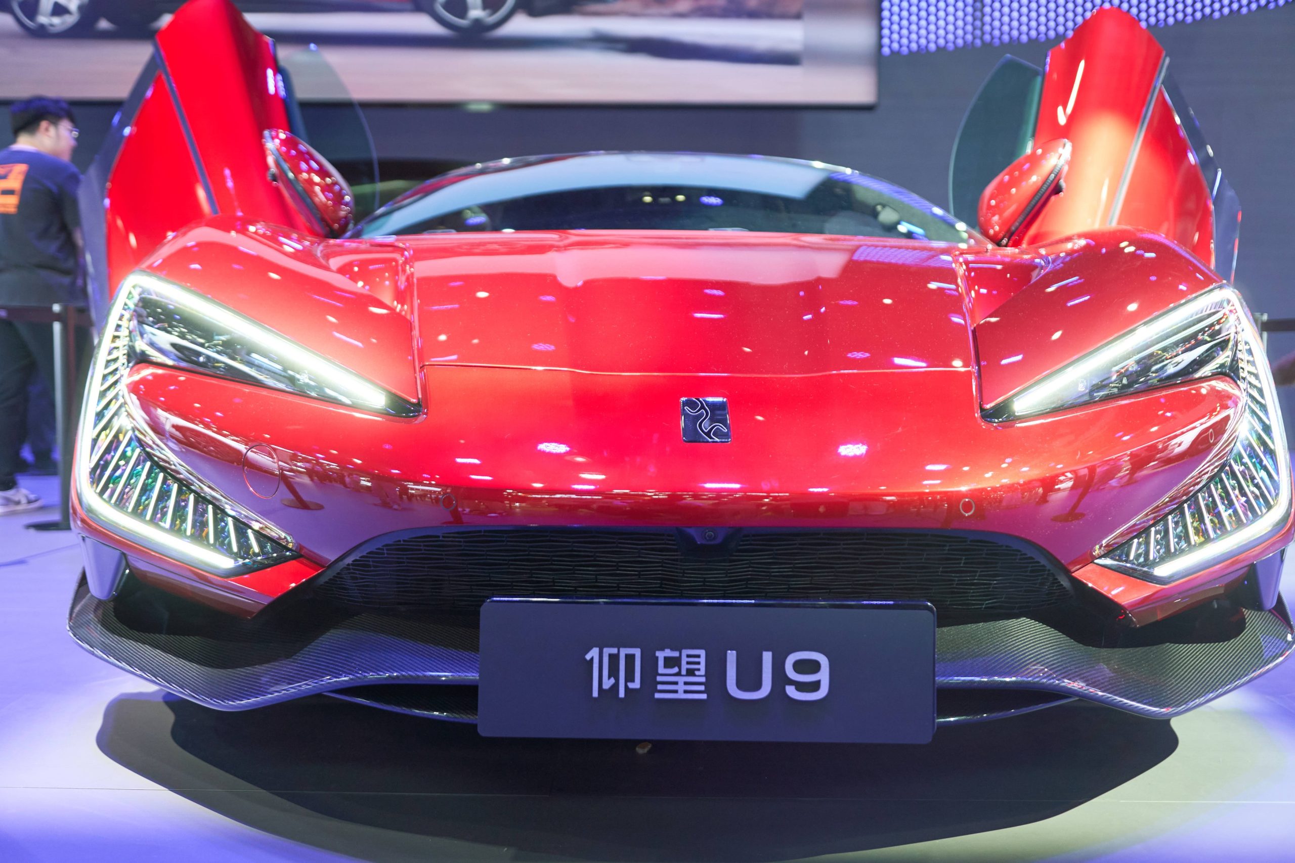 video-cea-mai-rapida-masina-din-lume-este-acum-produsa-in-china:-recordul-detinut-de-bugatti-chiron-a-fost-depasit-–-hotnews.ro