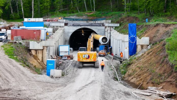 a-fost-sapat-primul-tunel-pe-uriasul-santier-feroviar-dintre-brasov-si-sighisoara-–-hotnews.ro