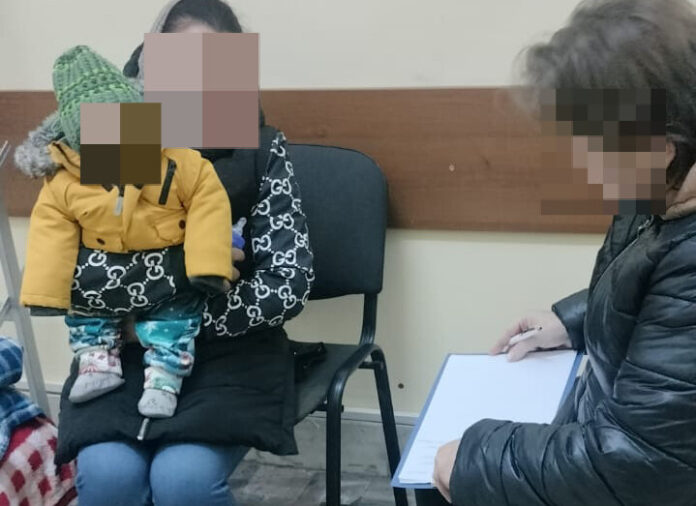 scene-cutremuratoare-in-centrul-iasului:-femeie-surprinsa-cersind-cu-un-bebelus-de-4-luni-pe-pietonalul-stefan-cel-mare