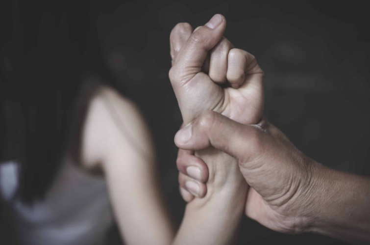 noapte-de-cosmar-in-judetul-iasi:-adolescenta-sechestrata-si-amenintata-cu-un-cutit