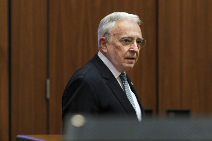 consumul-populatiei-depaseste-nivelul-veniturilor,-spune-raportul-bnr-cati-romani-primesc-inca-banii-in-plic-la-salariu-–-hotnews.ro