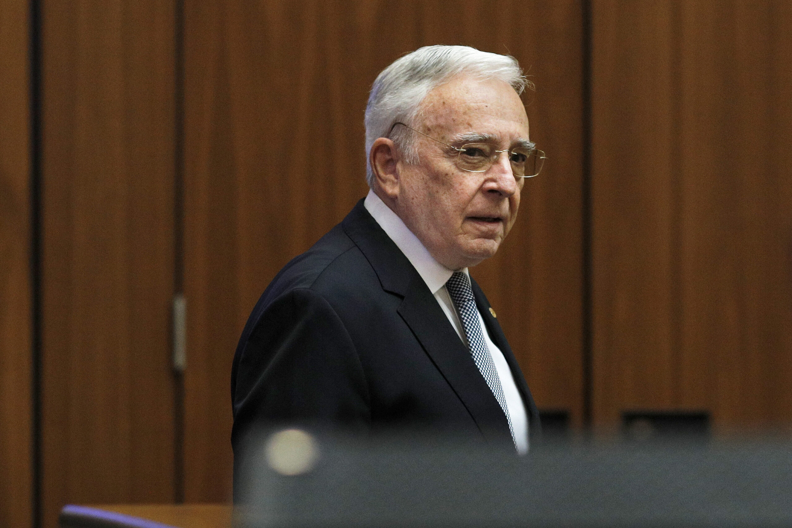 consumul-populatiei-depaseste-nivelul-veniturilor,-spune-raportul-bnr-cati-romani-primesc-inca-banii-in-plic-la-salariu-–-hotnews.ro