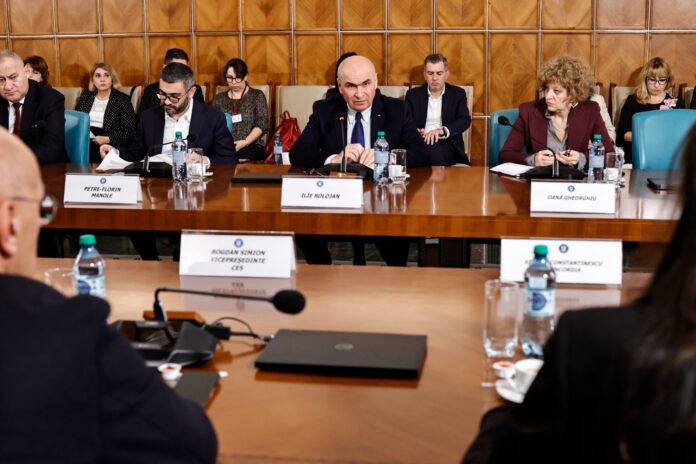 cat-va-fi-salariul-minim-in-2026:-ilie-bolojan-anunta-ca-va-lua-o-decizie-pana-la-craciun-/-ce-spun-sindicalistii-si-patronatele-–-hotnews.ro